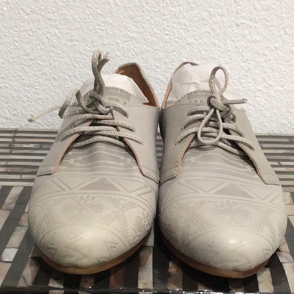 EUC LATIGO “ Junebug” Leather Lace Up Oxford Shoes Light Gray Low Heels - Picture 6 of 10